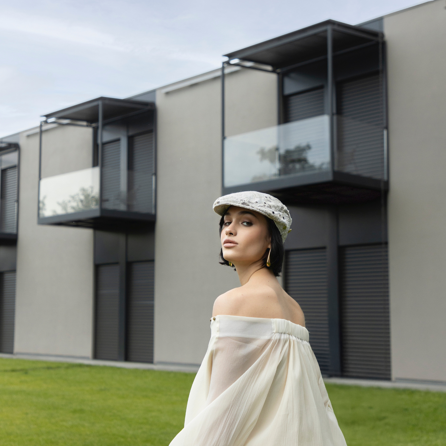 Coppola in Tessuto con Ricamo