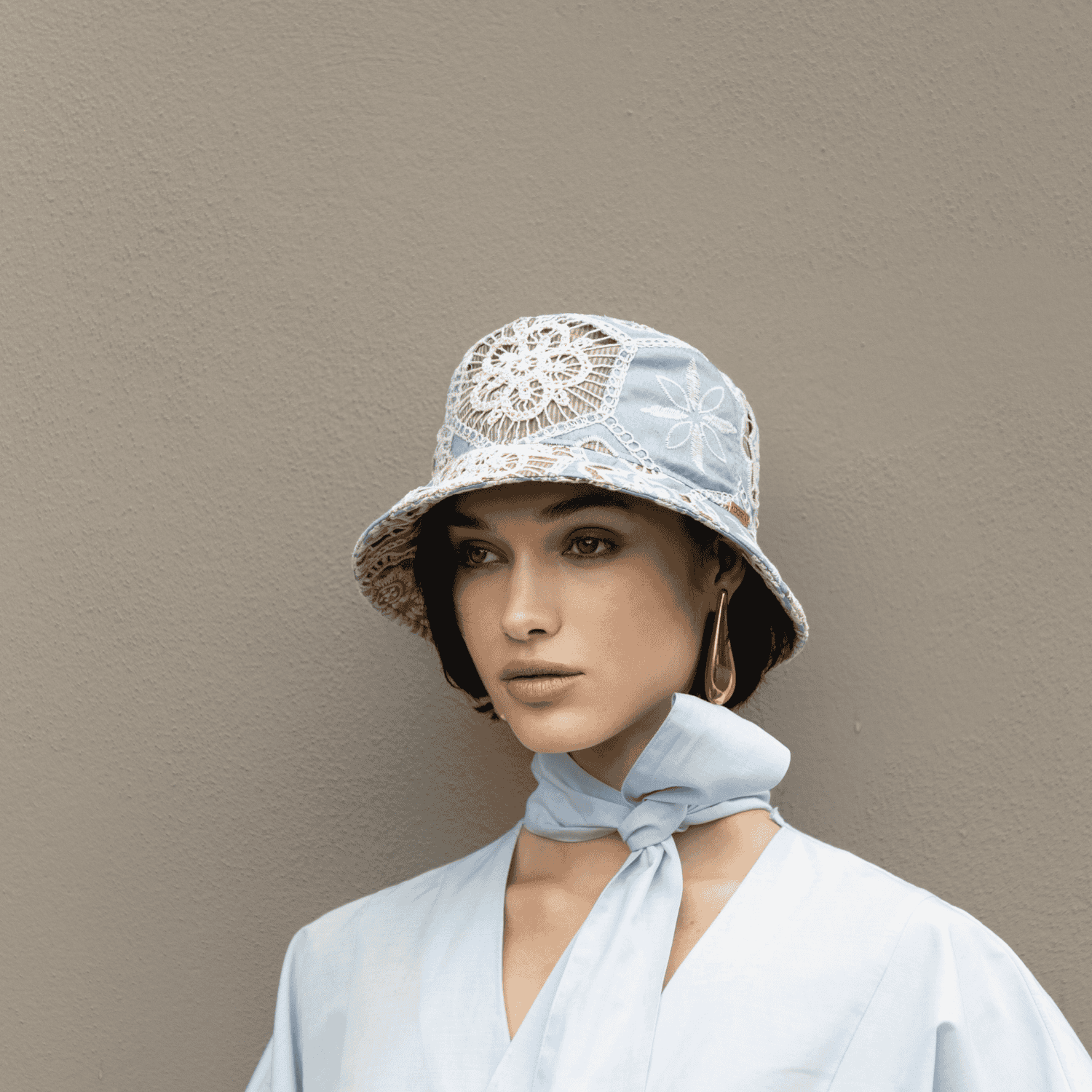 Coppola in Tessuto con Ricamo