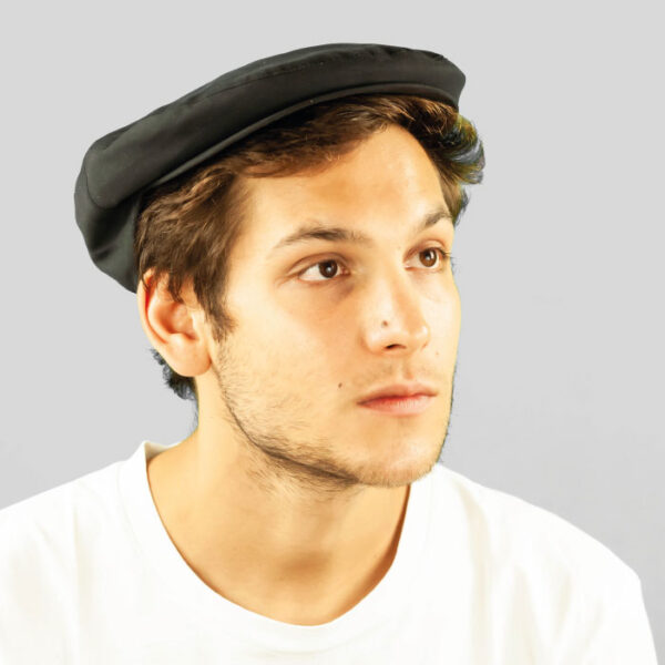Flat cap in drip-proof and wind-proof fabric with goose-down lining