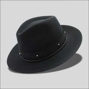 Drop medium wing hat with suede belt and studs Tobar model